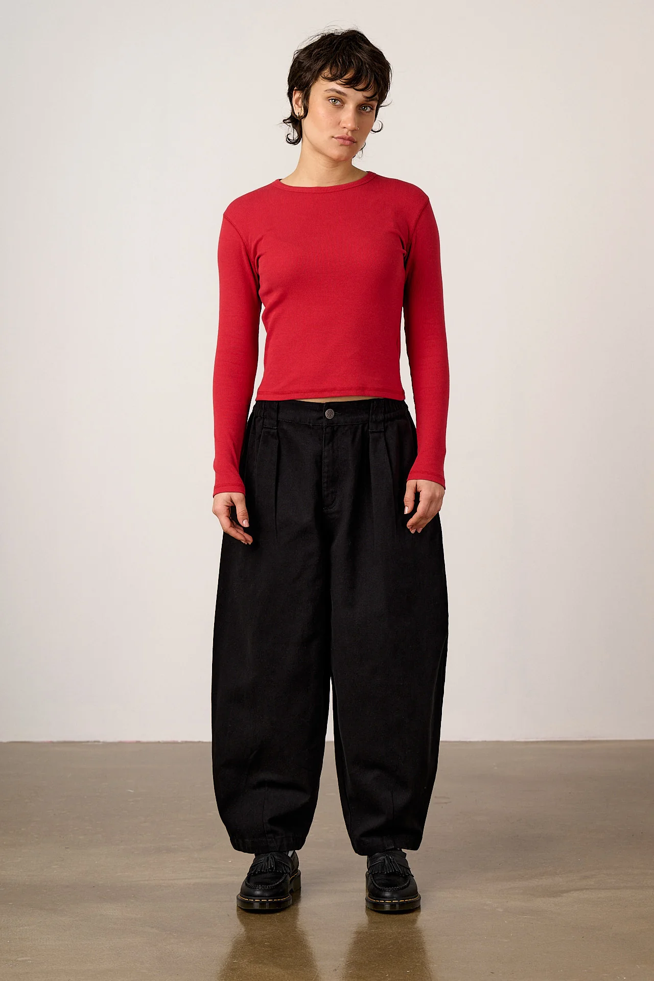 Ashby - Cotton Barrel Leg Trousers in Black - Image 3