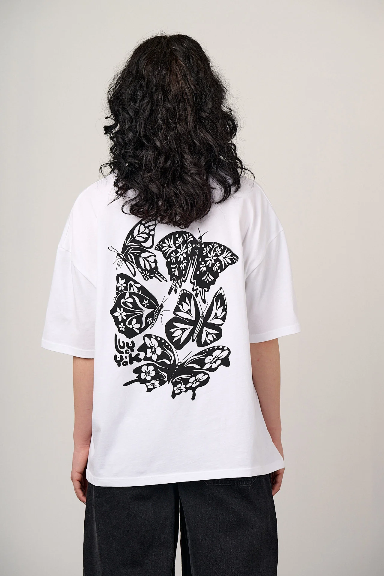 Benny - Oversized Cotton T-Shirt in White with Butterfly Print