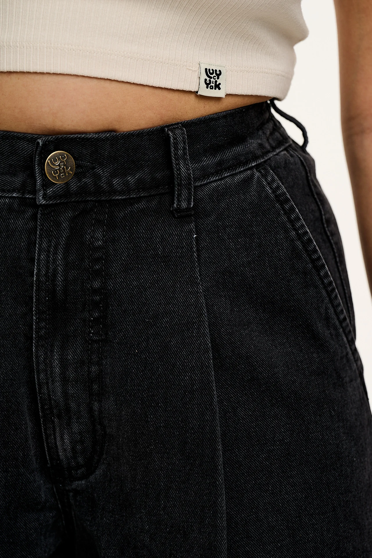 Cole - Denim Shorts in Washed Black - Image 3