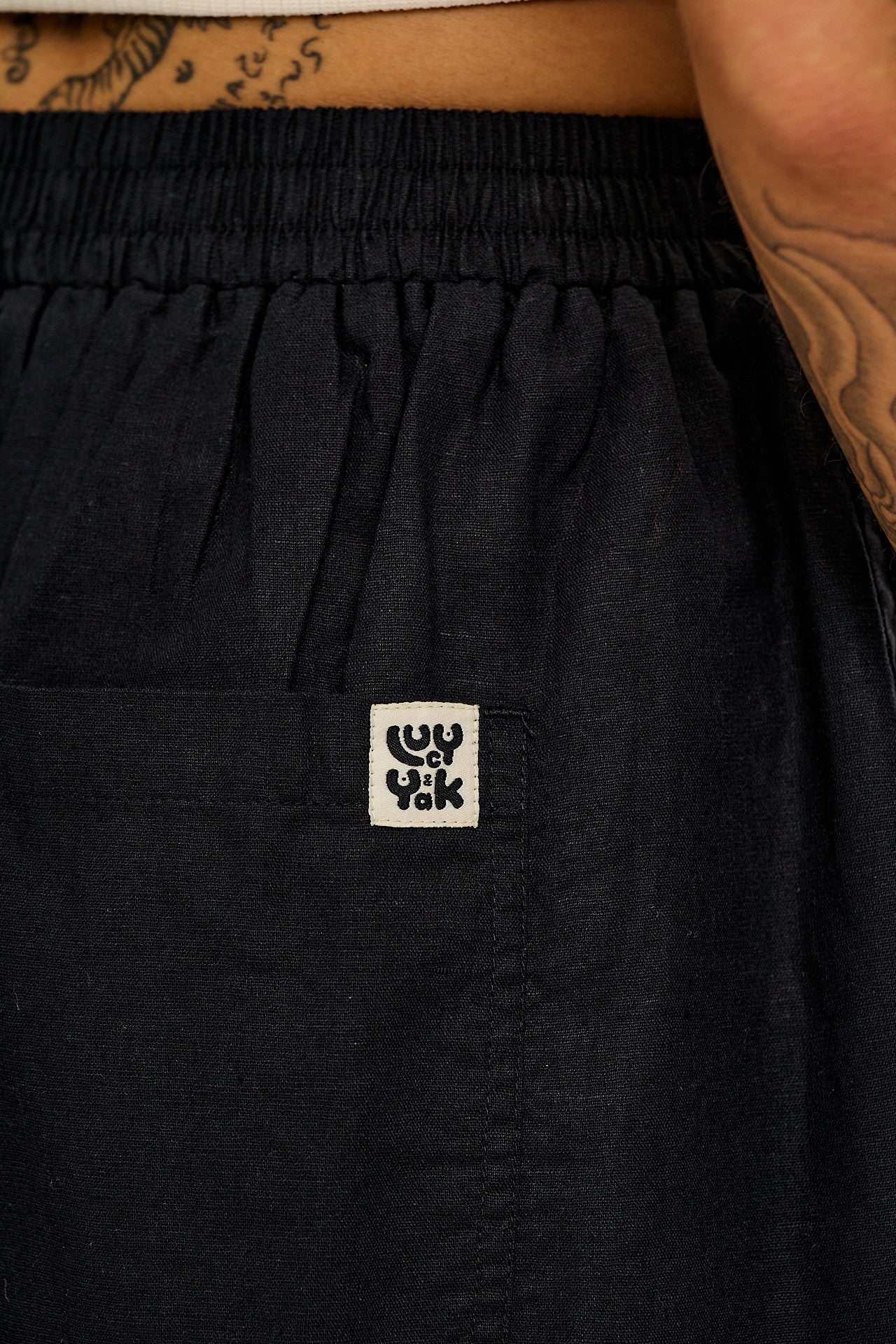 Freddie - Barrel Leg Cotton & Linen Trousers in Black - Image 7