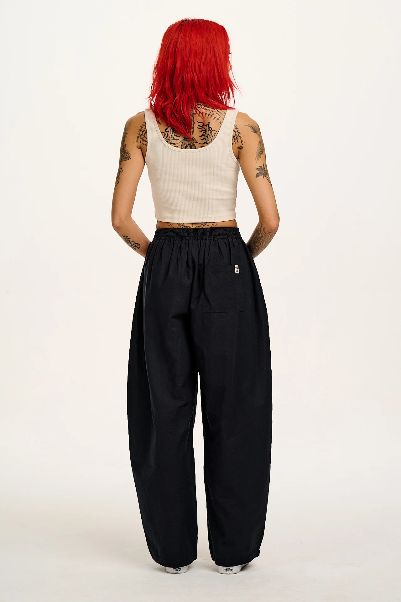 Freddie - Barrel Leg Cotton & Linen Trousers in Black - Image 8